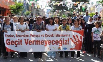 KJA Kızıltepe üyeleri yaşanan cinsel istismar olaylarını protesto etti.